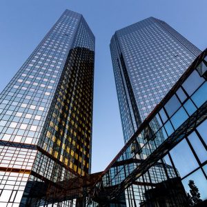 Deutsche Bank cade dopo i conti e zavorra le banche