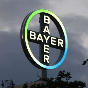 Tonfo di Bayer e Bmw a Francoforte. Milano aspetta la Fed