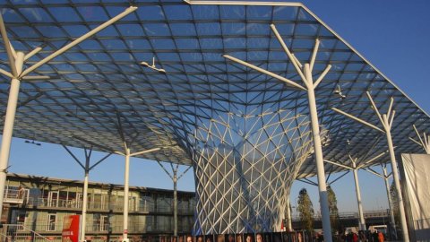 A2A: di atap Fiera Milano terdapat sistem fotovoltaik terbesar di Italia, setara dengan 45 lapangan sepak bola. Dan dengan Hitachi, hal itu terulang kembali