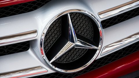 Daimler vittima dei dazi, lanciato profit warning: titolo giù