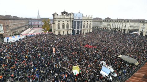 Il popolo Sì TAV riempie Torino: 40 mila in piazza
