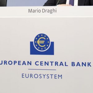 Borsa, l’effetto Draghi sui tassi colpisce le banche