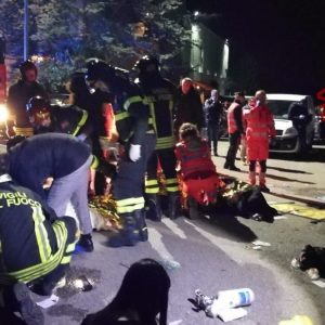 Ancona, tragedia in discoteca: 6 morti, centinaia i feriti