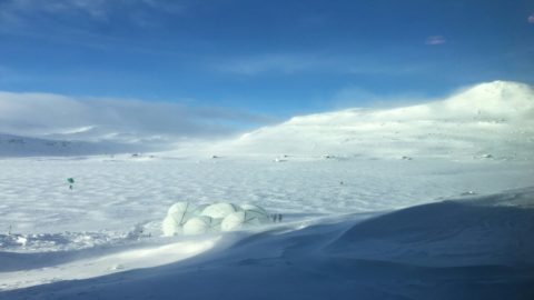 Palloni di ghiaccio sulla neve