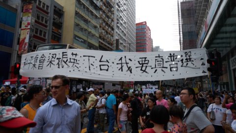 Borsa, spread a 160. Hong Kong zavorra il lusso