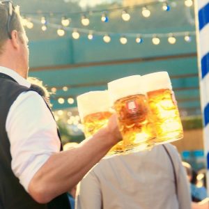 Oktoberfest, la birra è più cara ma non ferma i consumi