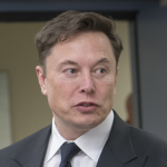 Tesla: vendite dimezzate nella Ue (-49%). E negli Usa l’Fbi crea task force contro attacchi vandalici