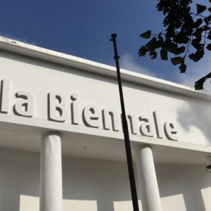 La Biennale di Venezia riparte: finalmente. Un libro dell’ex Presidente Paolo Baratta ne svela la magia