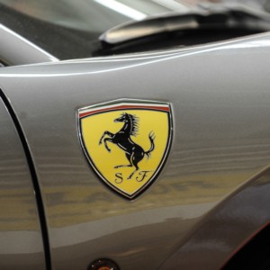 Ferrari: conti oltre le attese e   nuovo Ceo del lusso
