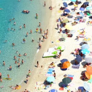 Ferragosto anti-Covid: i divieti per spiagge, locali e discoteche