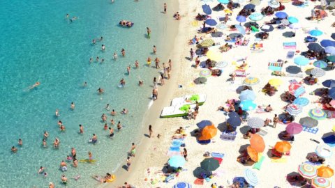 Ferragosto anti-Covid: i divieti per spiagge, locali e discoteche