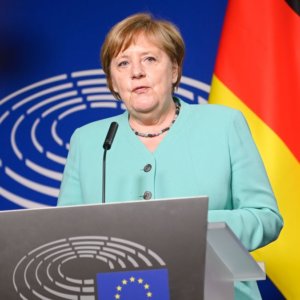 Renzi rilancia Merkel come mediatrice tra Russia e Ucraina: “Armi e sanzioni non bastano”