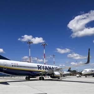 Ryanair: l’utile sfiora i 2 miliardi, ma i ritardi di Boeing pesano sul titolo. Tariffe invariate per l’estate