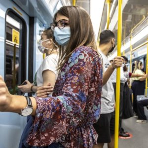 Covid-19: le regole anti-contagio sui mezzi pubblici e in casa