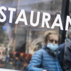 Bar e ristoranti, Macron: zero tasse sulle mance pagate con carta