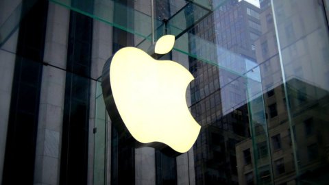 Apple verso un accordo con OpenAi per inserire ChatGPT sul prossimo iPhone iOS18. Ma lascia  aperta la porta a Google