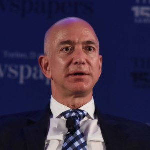 Bezos-Arnault, testa a testa per il trono di più ricco del mondo