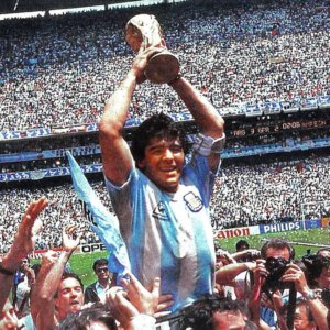 Maradona è morto: calcio in lutto