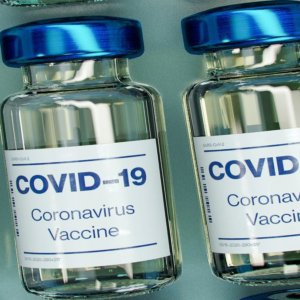 Derby vaccini: Pfizer riscavalca Moderna, aspettando AstraZeneca