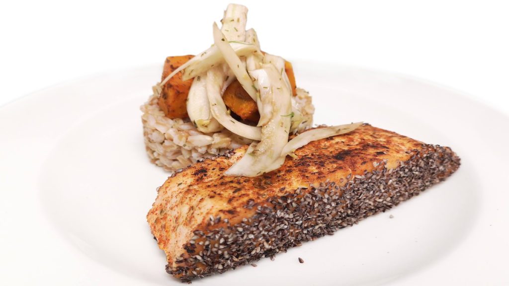 Salmone scottato con panatura Black accompagnato da insalata di farro, zucca al forno e finocchi al balsamico