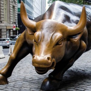 La Borsa cresce oltre le attese, ma che cosa scatena il Toro? Il cambio di paradigma: più dei tassi conta l’addio all’incubo recessione