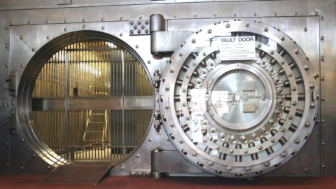 Borsa chiusura 18 aprile: le banche spingono al rialzo Piazza Affari, a Wall Street occhi su Netflix e Nvidia