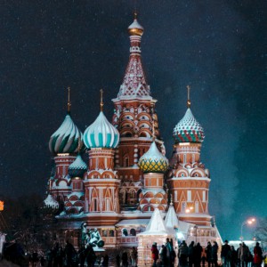 Consob alle società: “Chiarite i conti con Mosca”. Borse caute sulle trattative tra Russia e Ucraina