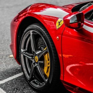 Ferrari trimestrale: utile sale del 16%, crescono le vendite, guidance confermata ma il titolo sbanda in Borsa