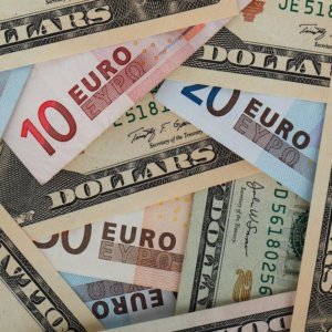 Euro ai minimi sul dollaro da 20 anni ma Borse effervescenti: a Milano vola Saipem e crolla Unipol