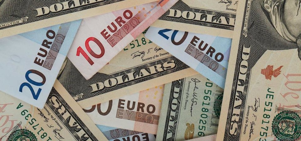 Borse chiusura 3 gennaio: la parità euro-dollaro è ormai a un passo. Wall Street rimbalza ma Milano e l’Europa sono tutte in rosso