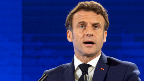Pensioni, in Francia il braccio di ferro tra Macron e i sindacati sull’età pensionabile a 64 anni si fa sempre più duro