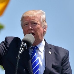 Trump incriminato per i pagamenti occulti alla pornostar Stormy: potrebbe essere arrestato martedì