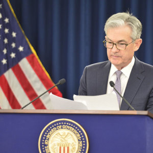 La Fed lascia invariati i tassi Usa. Powell: “L’inflazione è ancora troppa e il percorso da seguire è incerto”