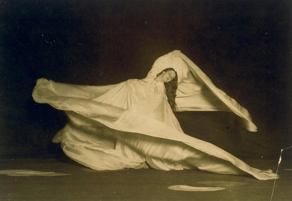 Isadora Duncan, regina della danza: una carriera e una fine tragica e  spettacolare come la sua vita. La biografia - FIRSTonline