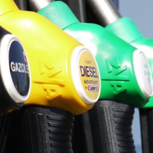 Prezzi carburanti: per la Guardia di Finanza sono irregolari 4 impianti su 10 