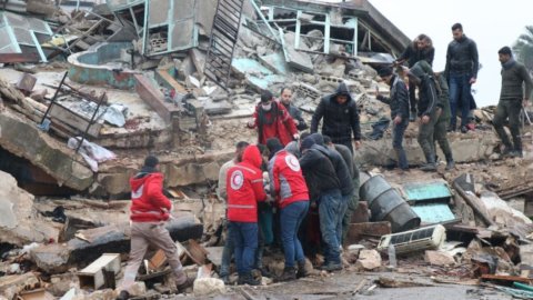 Terremoto in Turchia e Siria, l’Oms teme 20mila vittime: la scossa è stata mille volte più forte di quella di Amatrice