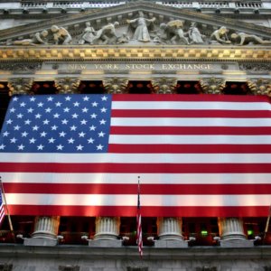 Borse chiusura 18 maggio: la schiarita sul tetto al debito Usa ridà ossigeno ai mercati. Boom di Saipem a Milano