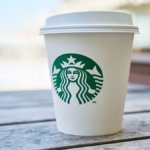 General Motors taglia e ristruttura in Cina, Starbucks cambia il ceo e il titolo vola oltre il 20%