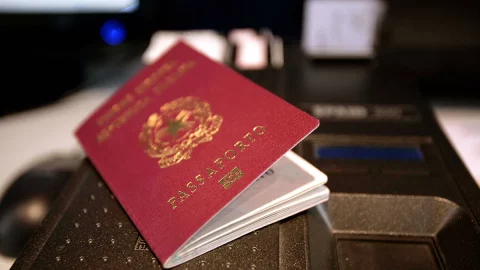 Passaporti anche in Posta: evviva, ma speriamo che il servizio sia esteso alle Carte d’identità che oggi sono un vero miraggio
