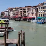 Venezia, perché non dividerla da Mestre di fronte al turismo incontrollato e alle minacce tecnologiche e finanziarie?