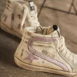 Golden Goose apre a Milano uno store-laboratorio per sneakers personalizzate da 650 euro. La quotazione slitta al 2025