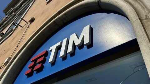 Borsa chiusura 8 marzo: a Piazza Affari mini-rimbalzo di Tim (+4,8%) dopo il sell-off di ieri. Volano anche Iveco e Amplifon