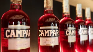 Campari, conti 2024: ricavi in crescita, ma utile in calo. Il 2025 sarà di transizione: impatto dazi Usa fino a 100 milioni