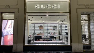 Kering chiude il 2024 con utili in picchiata del 62%, zavorrato da Gucci, ma vede miglioramenti e nuove acquisizioni. Il titolo sale