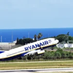Ryanair: utili quasi dimezzati nel trimestre e tariffe medie più basse del previsto. I passeggeri aumentano, ma il titolo crolla in Borsa