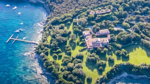 Fininvest: utile 2023 a doppia cifra, ma i Berlusconi dimezzano il dividendo a 51 milioni. Un sultano a Villa Certosa?