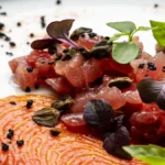 Thunfisch-Kapern-Tartar alla puttanesca, ein Hauch von Gesundheit im Rezept des Küchenchefs Alberto Bertani in Salò
