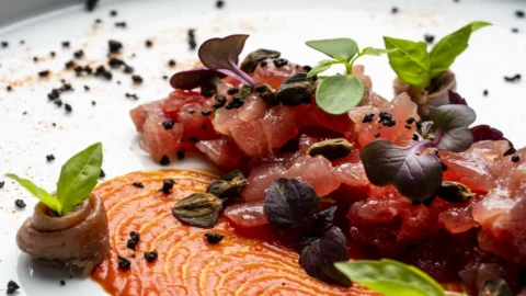 Tuna dan caper tartare alla puttanesca, nafas sehat dalam resep chef Alberto Bertani di Salò