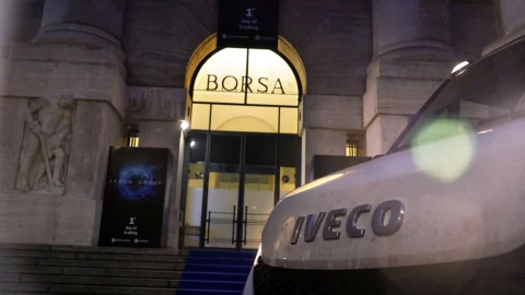 Borsa oggi 29 gennaio: l’Europa guarda alla Fed. A Milano corre Iveco. I conti di Lvmh trascinano giù i titoli del lusso – DIRETTA