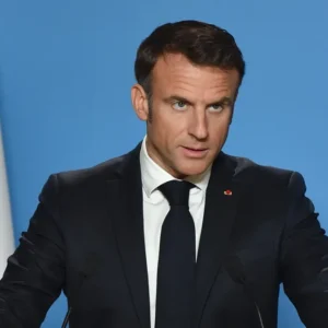 Elezioni Francia, le nuove alleanze a destra e a sinistra minacciano Macron: “Con me chi dice No agli estremi”